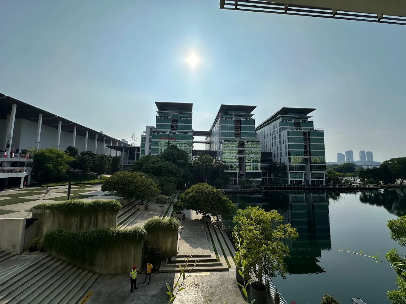 A Dynamic Economy with Global Opportunities